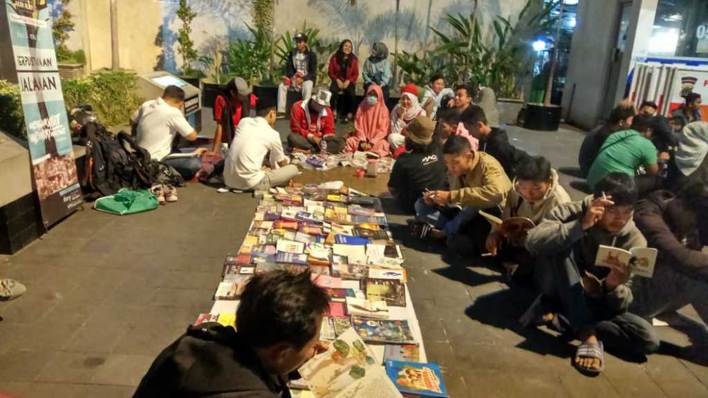 Malam Minggu Berfaedah Di Perpustakaan Jalanan Akar Rumput 