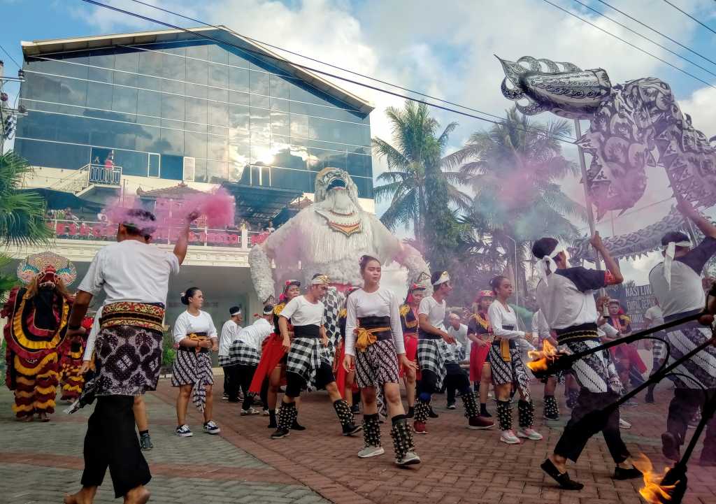 Launching Ketoprak Hanoman, Raminten Kaliurang Gelar Pawai Ogoh-Ogoh
